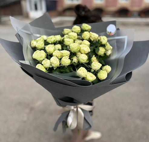 Букет Белые кустовые розы Солинеро в Донино