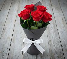 Букет 5 Красных роз Эдлесс Лав в Донино