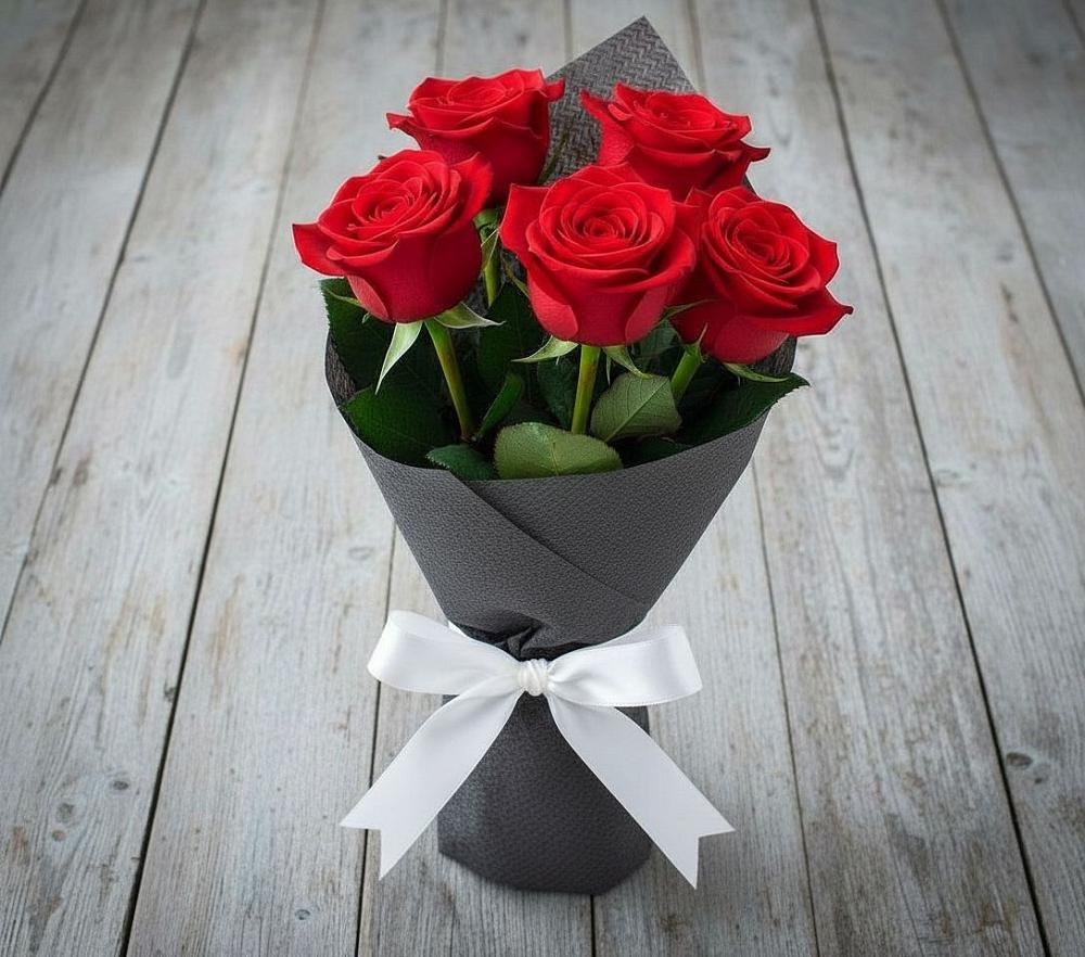 Букет 5 Красных роз Эдлесс Лав в Донино