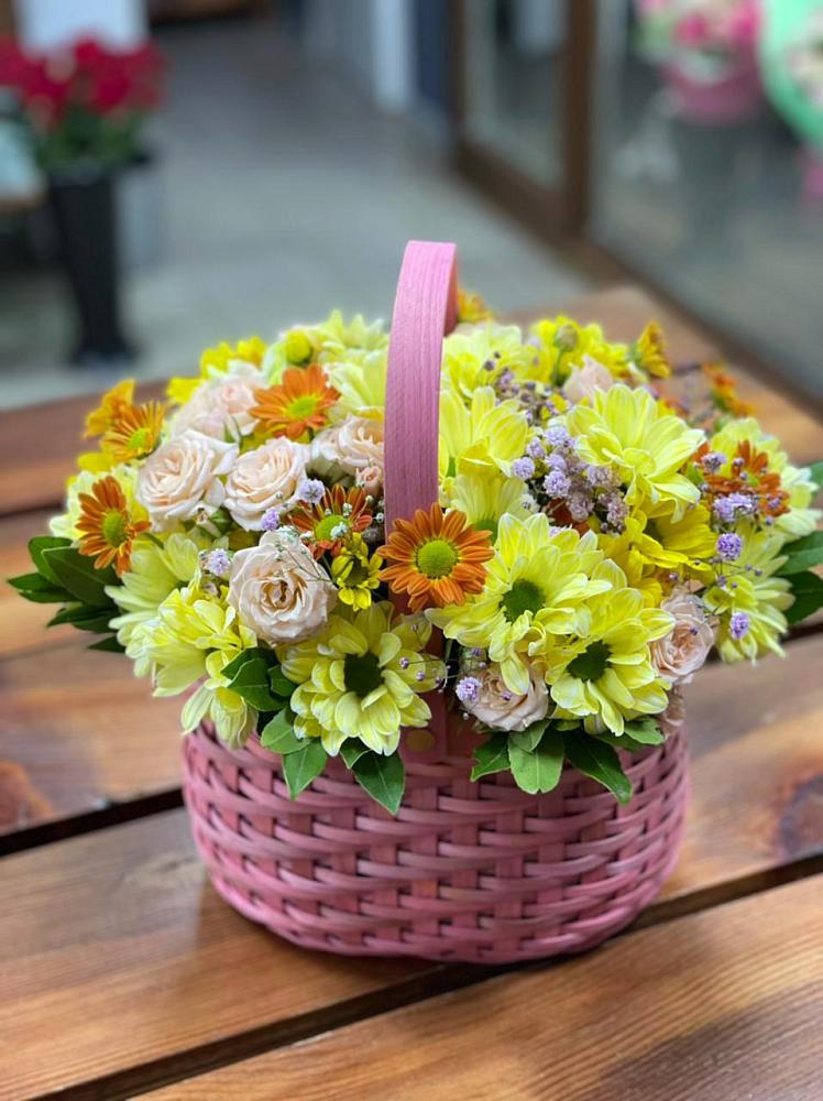 Цветочная композиция из Хризантемы и Розы в корзине в Донино