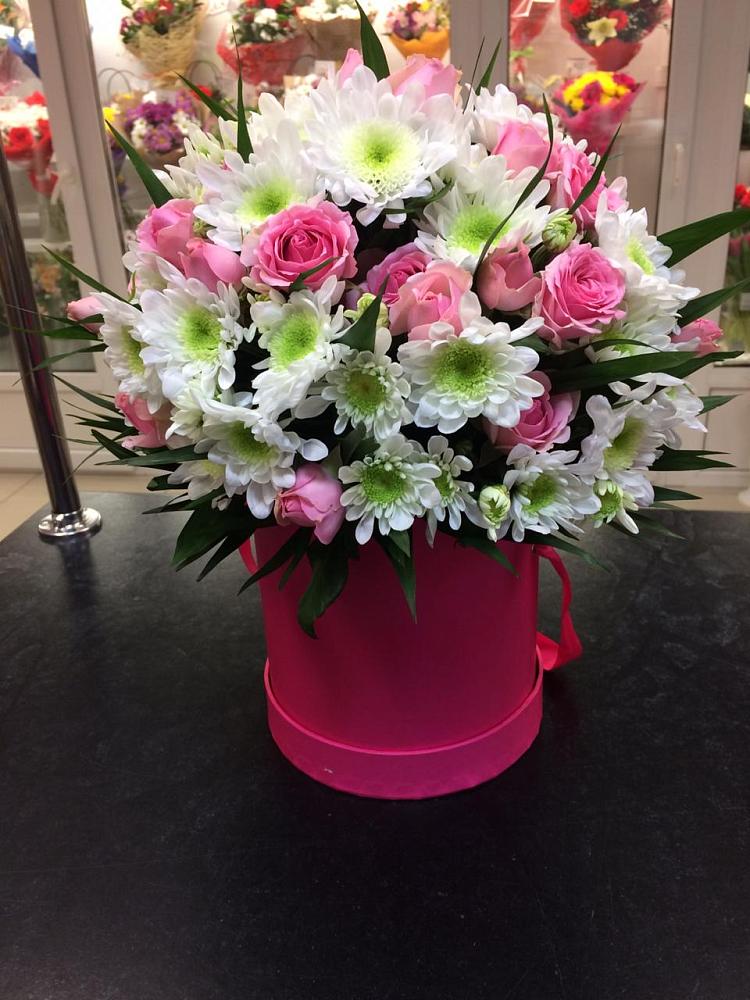 Цветочная композиция из Розы и Хризантемы в шляпной коробке в Донино