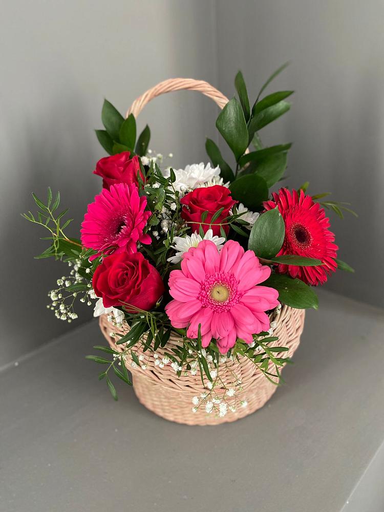 Цветочная композиция из Розы, Хризантемы и Герберы в корзине в Донино